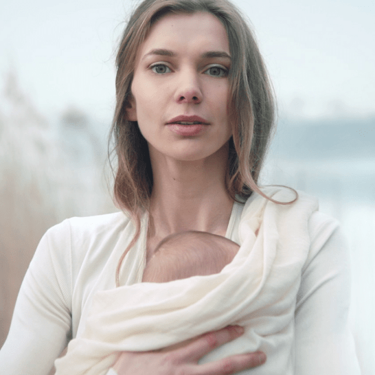 
                  Mother holding her baby in a clean and healthy environment thanks to Laurastar DMS
                  